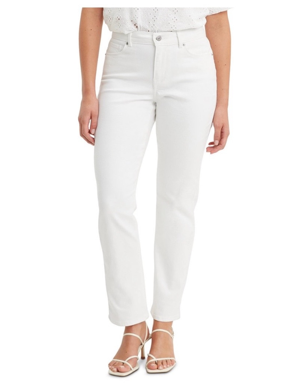 Levi's
Women's Classic Mid-Rise Straight-Leg Jeans Size 18W( has a small spot)